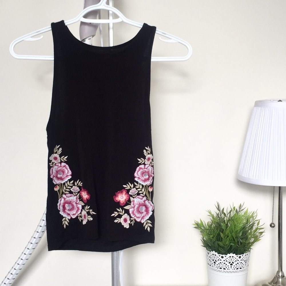 2/$20 American Eagle Floral Embroidered Tank